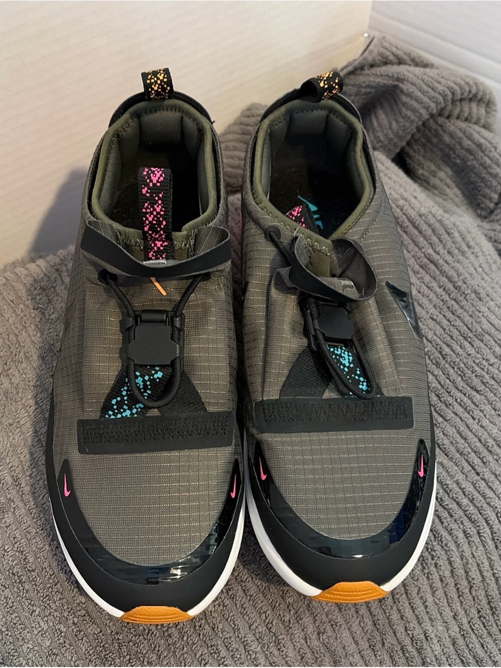 Nike Air Max Motion 2 Utility Women’s Size 10 Olive Green Pink BQ9665-301 Shoes
